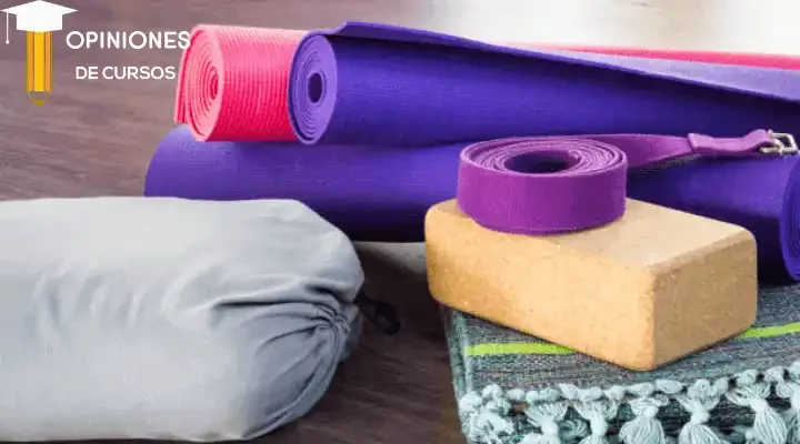 Listado de 10 accesorios y materiales para hacer yoga y meditación que necesitas en casa
