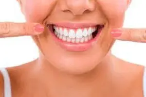 mujer sonriendo con salud dental e higiene bucal 300 X 200