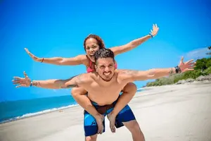 pareja feliz joven en la playa 300 X 200