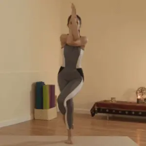 postura del águila en yoga para reducir el estrés