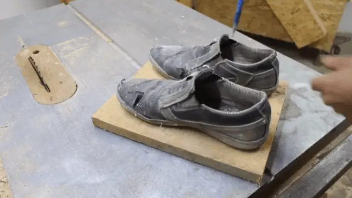 marcando tus zapatos en la madera